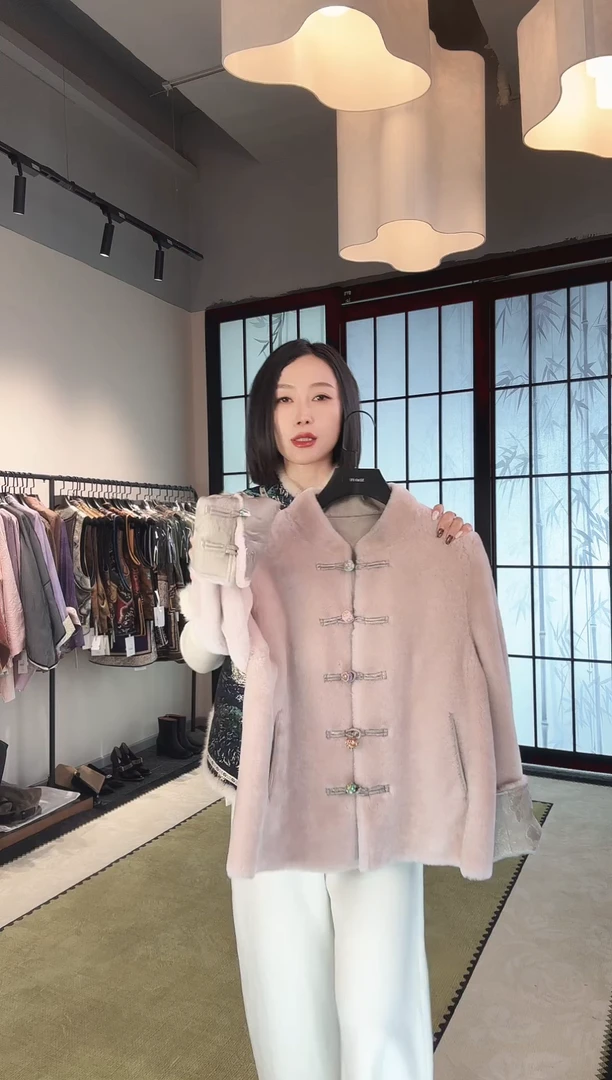 藕粉色皮毛一体厚外套