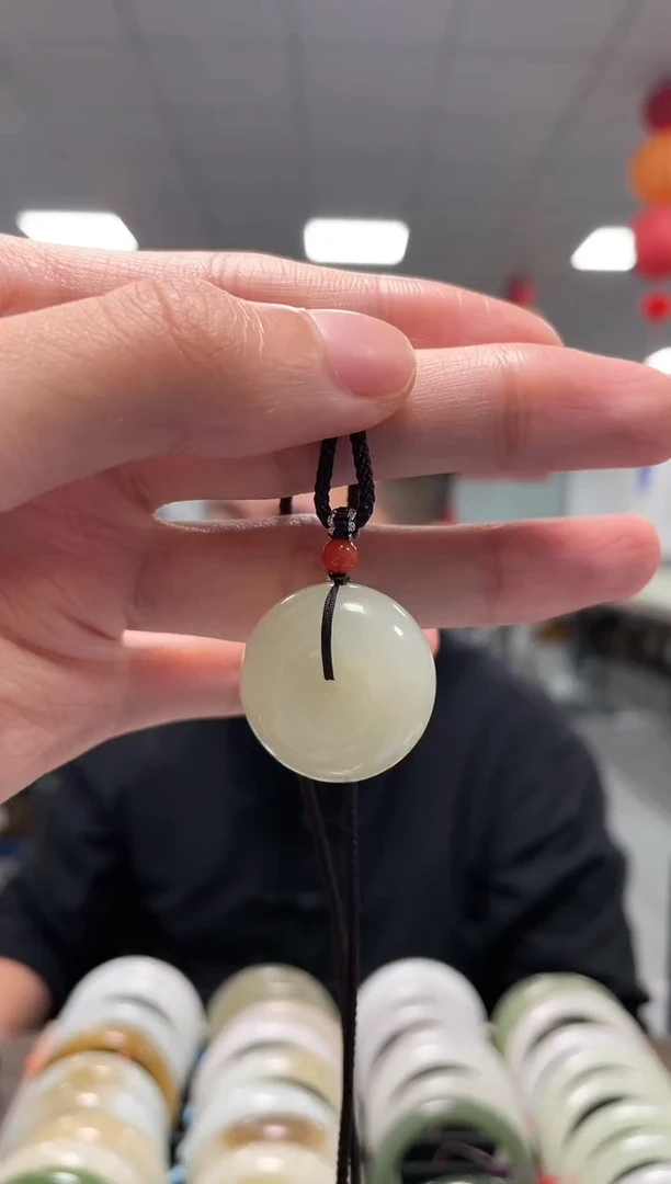 和田玉未镶嵌颈饰暖色平安扣吊坠一件