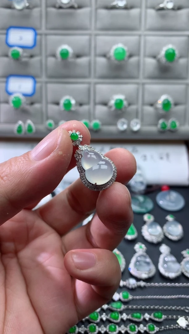 颈饰18K金镶嵌翡翠18K翡翠伴钻