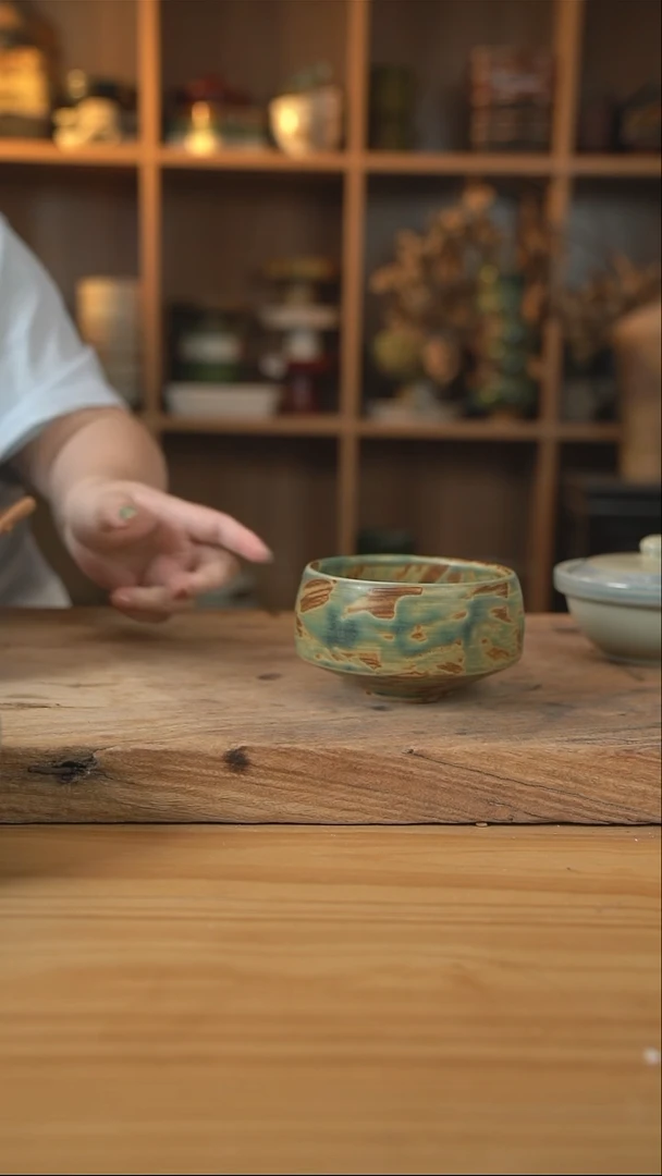 黄绿色的钵钵米饭碗