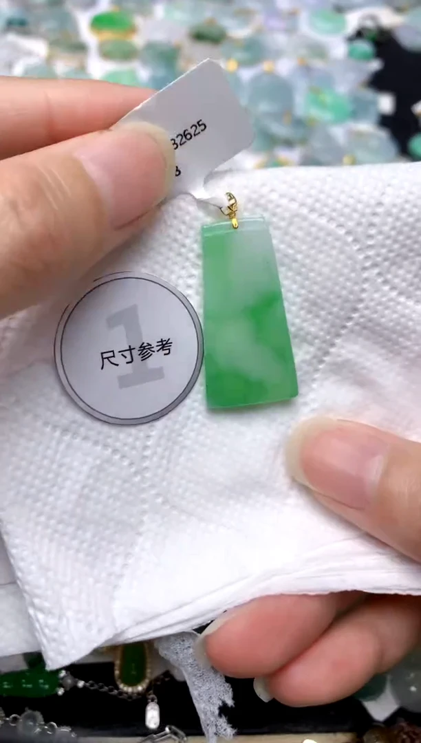 颈饰18K金镶嵌翡翠天然A货翡翠