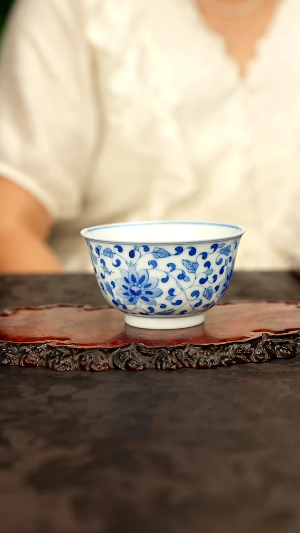 青花手绘缠枝主人杯