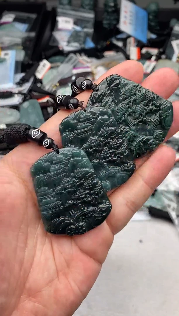 翡翠未镶嵌颈饰多样性发其一