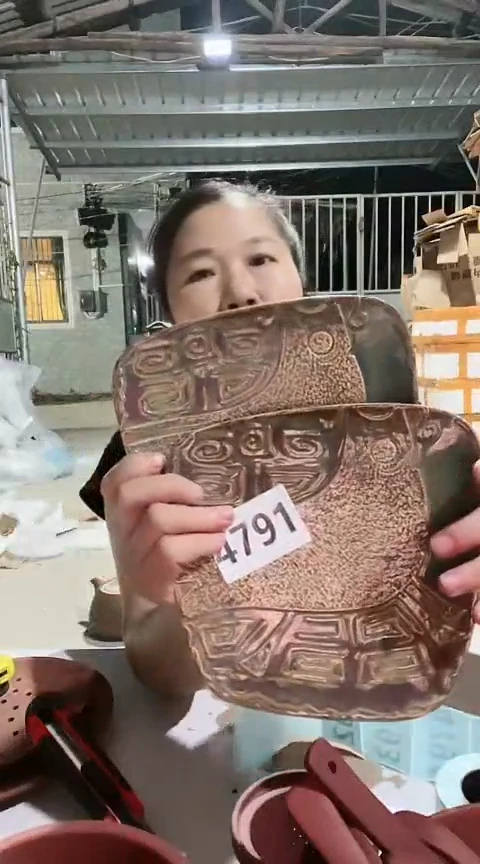 4791瑕疵咖色盘子两个