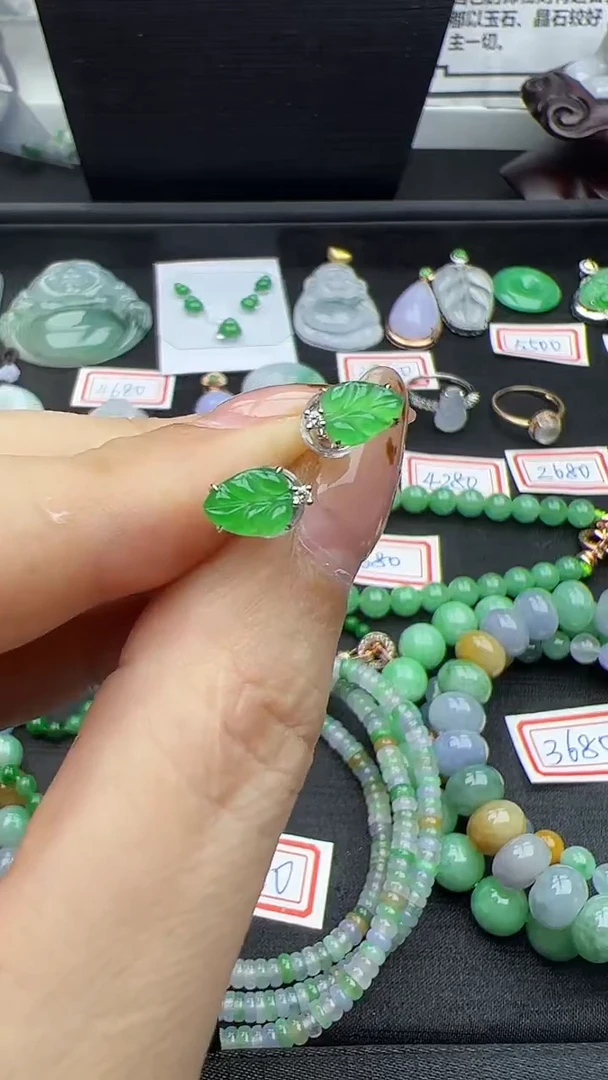 18K金镶嵌翡翠耳钉叶子耳钉