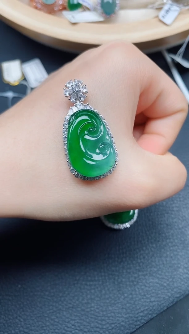 【闪购商品】翡翠吊坠(赠链)银S925镶嵌翡翠