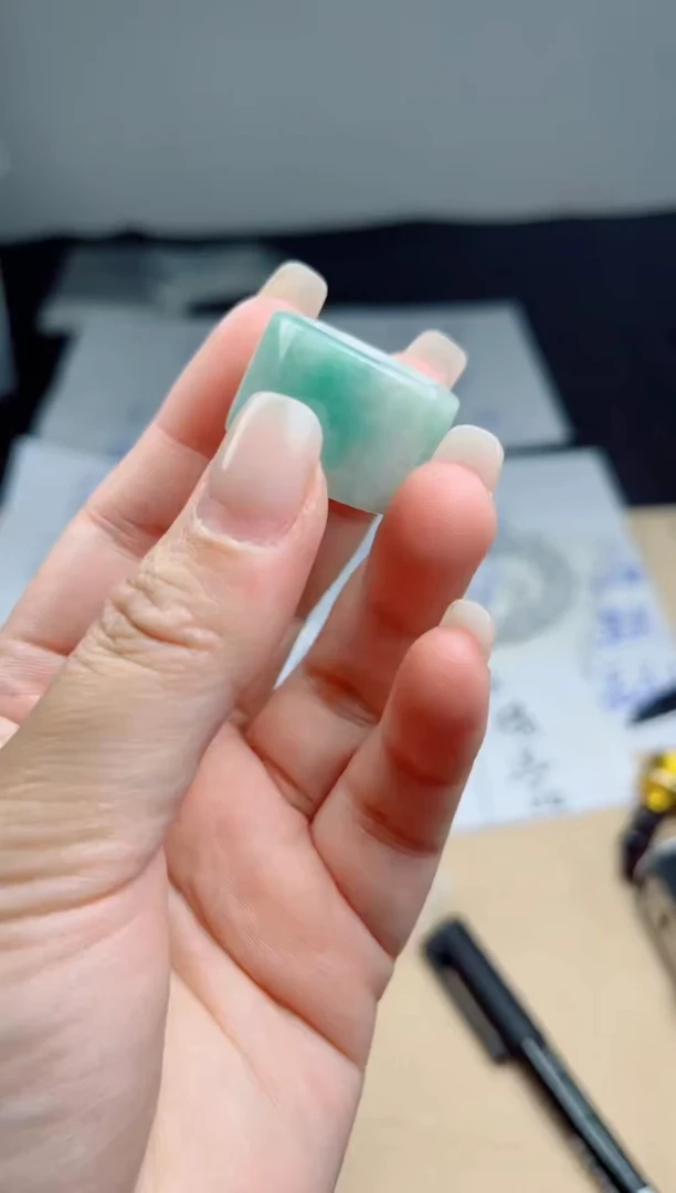 翡翠未镶嵌颈饰戒圈