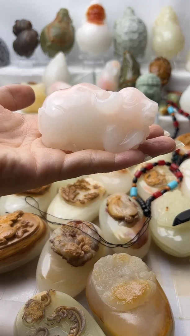 石材军*方解石手把件不退换牛