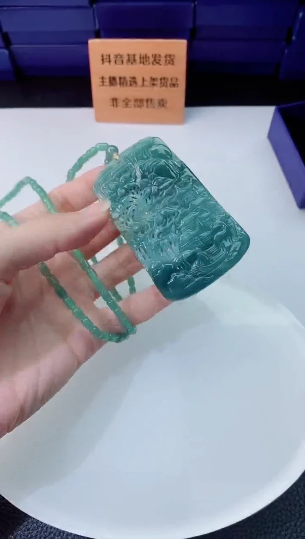 翡翠未镶嵌颈饰     `