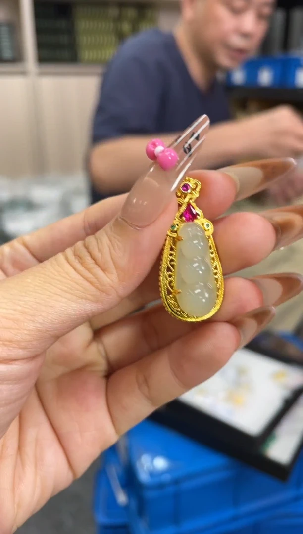 和田玉未镶嵌颈饰多样性发一件