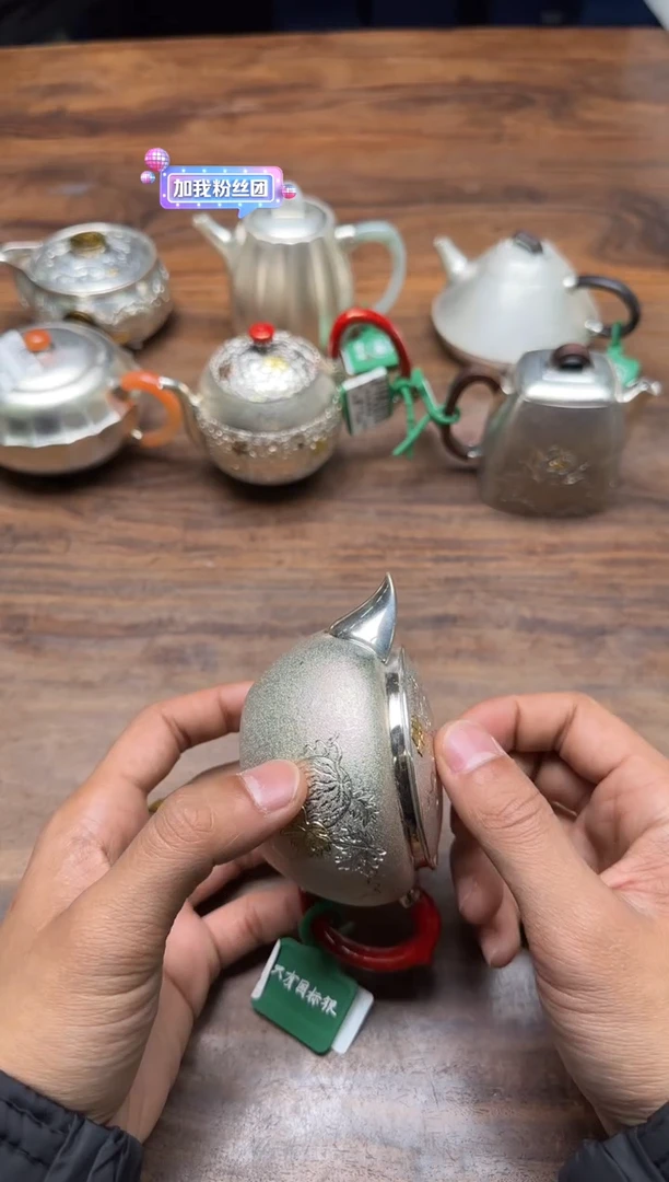 呆坐 雪花纹錾刻嵌金瓜蝶连绵笑隐壶