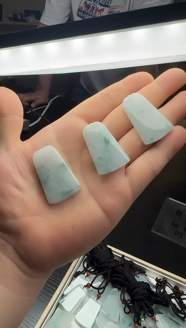 翡翠未镶嵌颈饰29892（多样性发货一个）