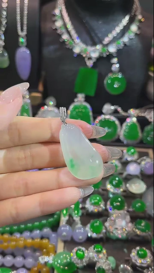 【闪购商品】翡翠吊坠(不含链)18K金镶嵌吊坠