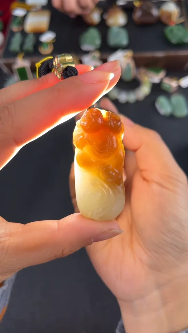颈饰未镶嵌和田玉吊坠