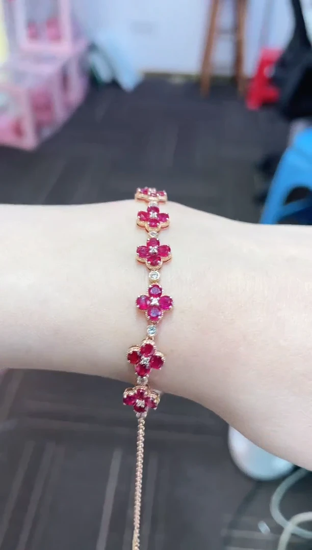 18K金镶嵌天然红宝石手链四叶草