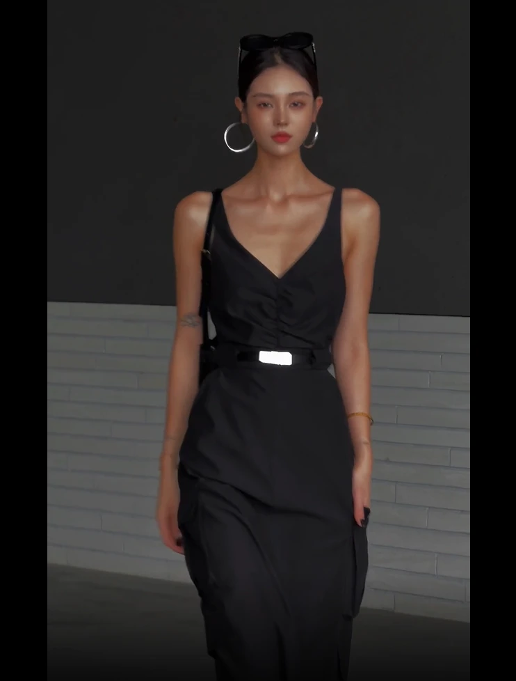 2025夏季新款简约工装风吊带连衣裙V领无袖长裙夏大气高级设计感