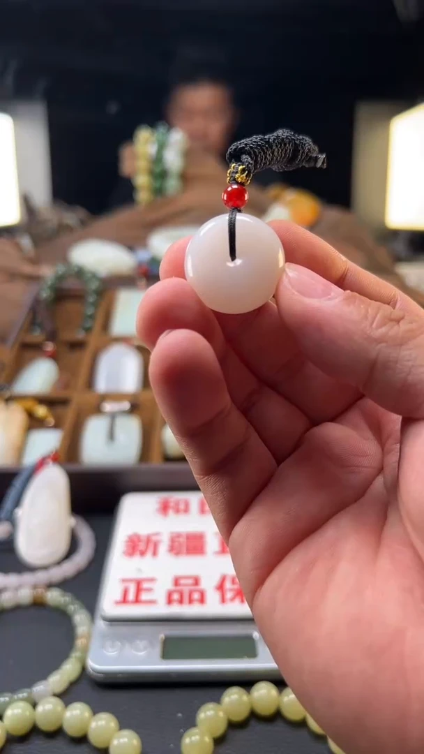 吊坠(赠链)未镶嵌和田玉和田玉平安扣