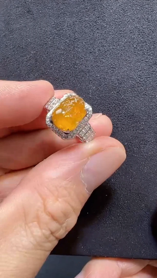 18K金镶嵌戒指翡翠貔貅