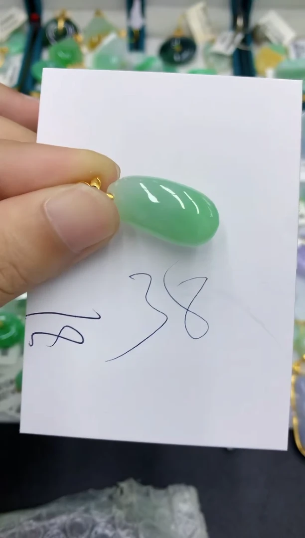 翡翠挂件未镶嵌翡翠