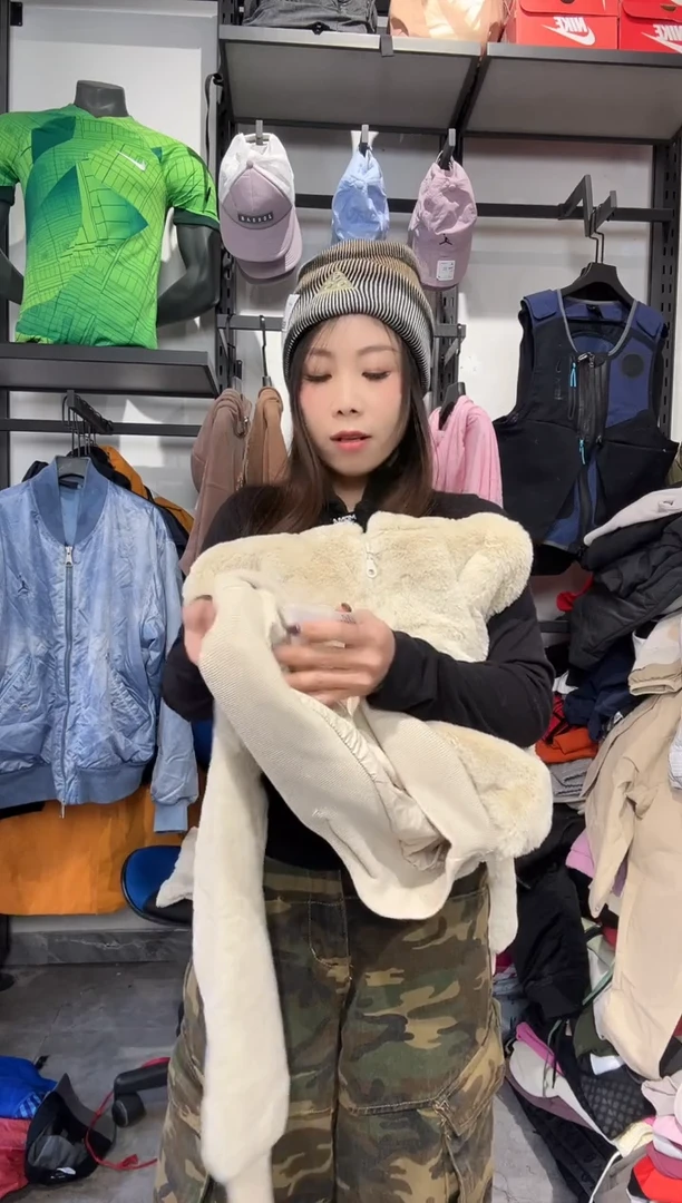 1026编码 瑕疵款直播间过款为准 尺码   身高S 155