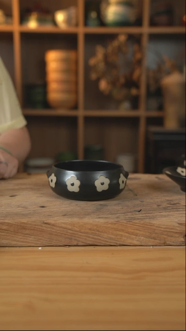 黑色雕刻小花的双耳钵钵