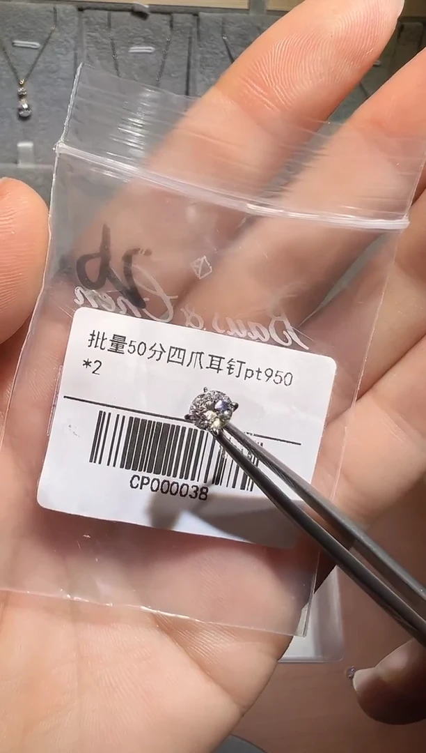 铂Pt950镶嵌合成钻石耳饰耳钉单支50分单支