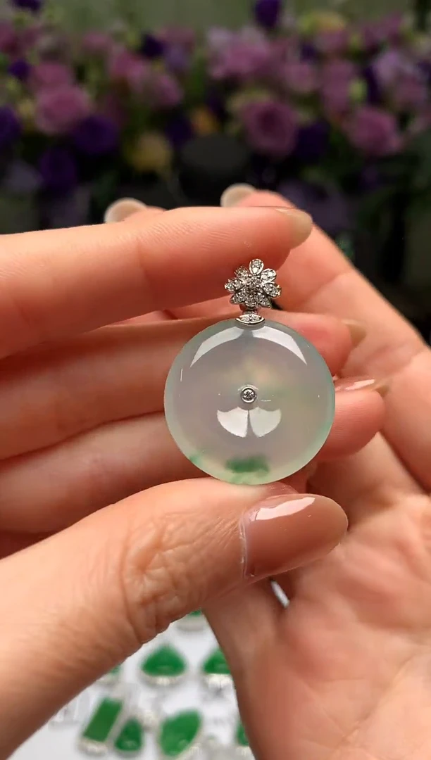 颈饰18K金镶嵌翡翠平安扣