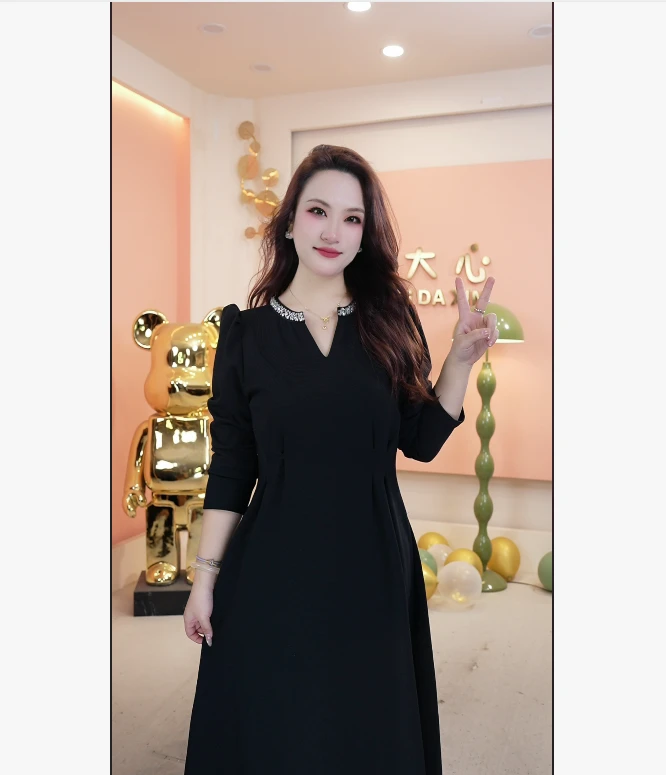 【2025胖大心】大码女装重工V领钉珠赫本法式显瘦黑色连衣裙25037