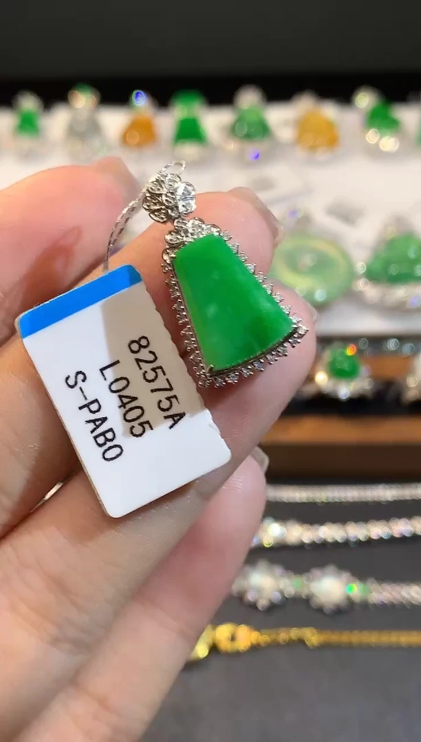 吊坠(不含链)18K金镶嵌翡翠多样性发其一