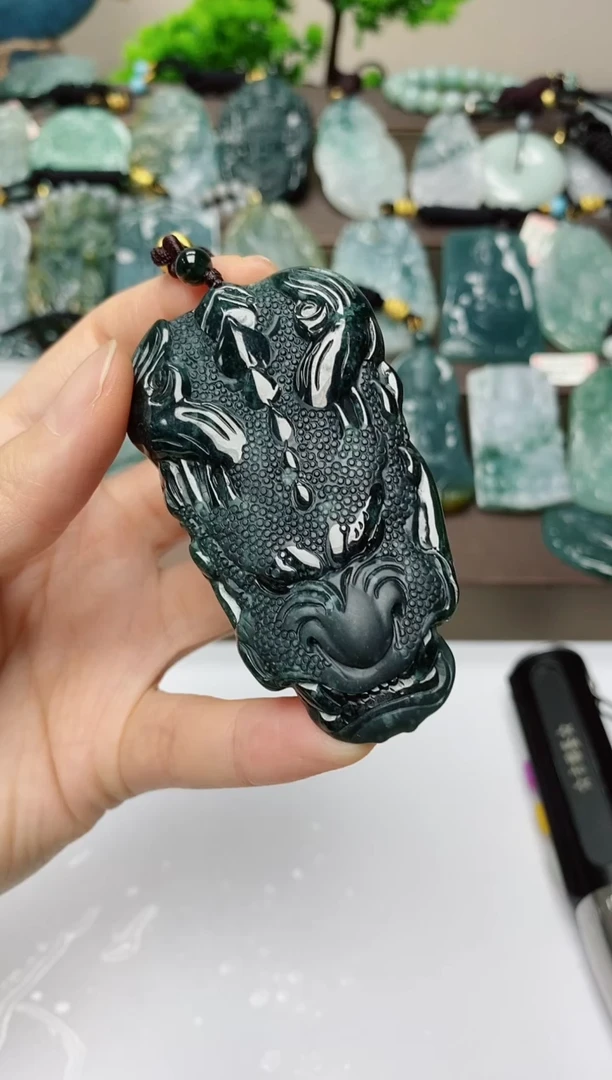 翡翠未镶嵌颈饰