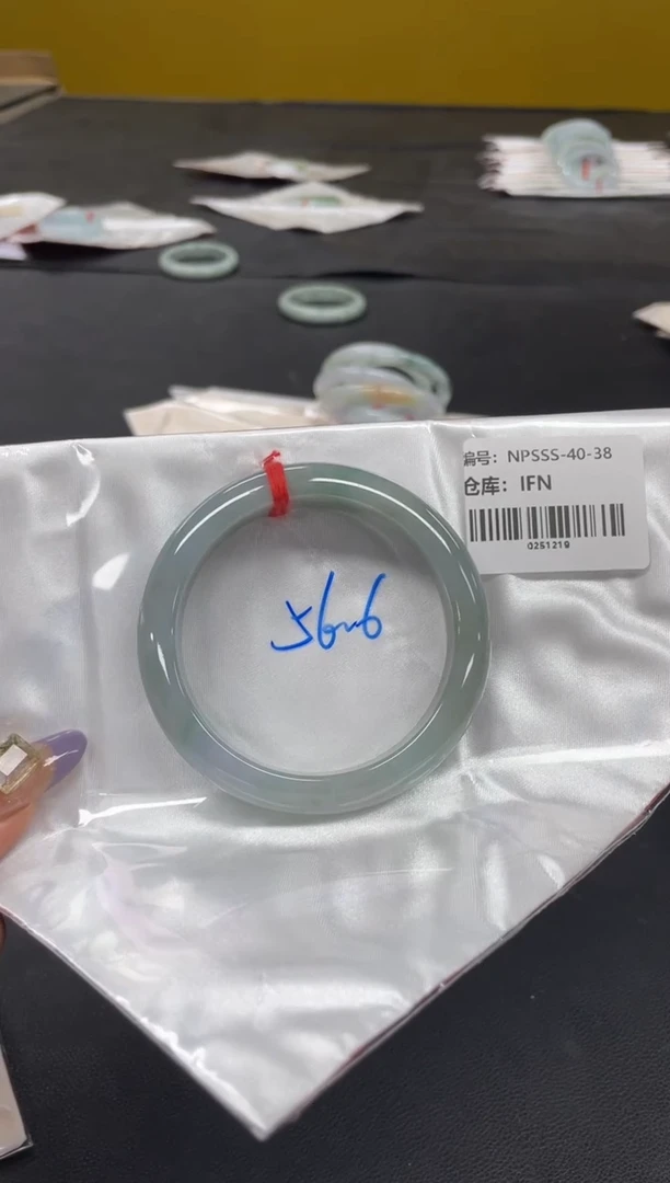 未镶嵌手镯翡翠?***?翡翠手镯