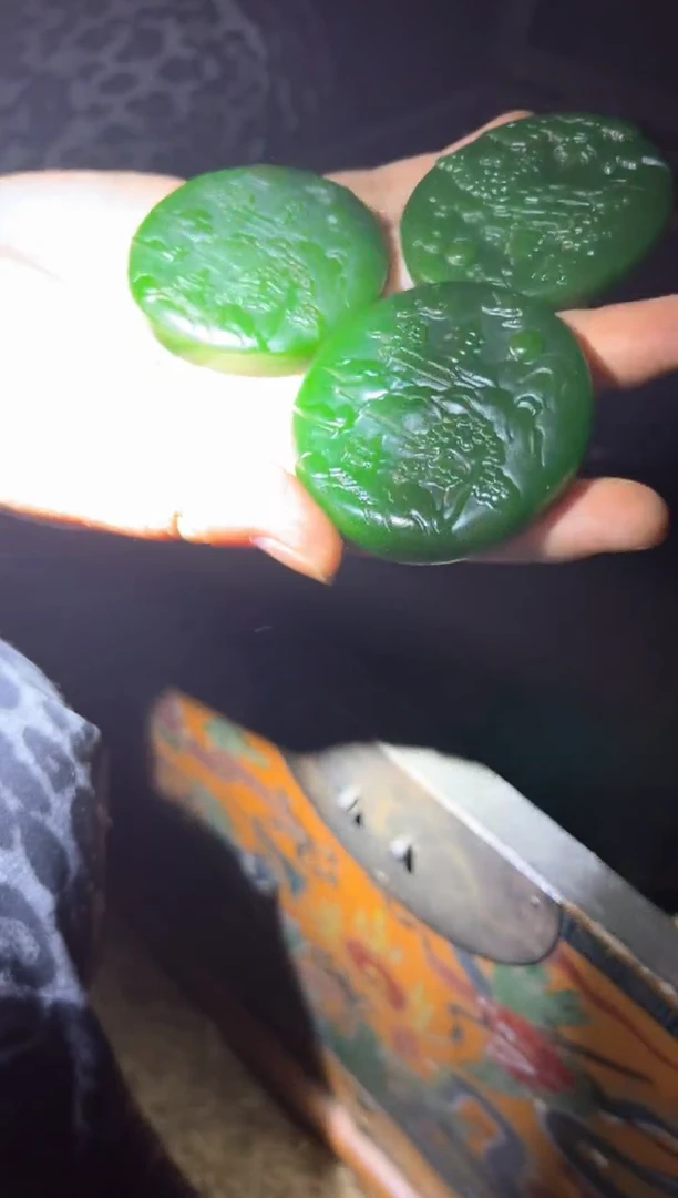 和田玉未镶嵌挂件菠菜绿山水牌一个