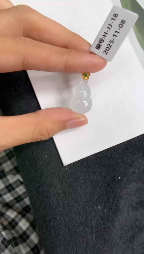 颈饰18K金镶嵌翡翠葫芦