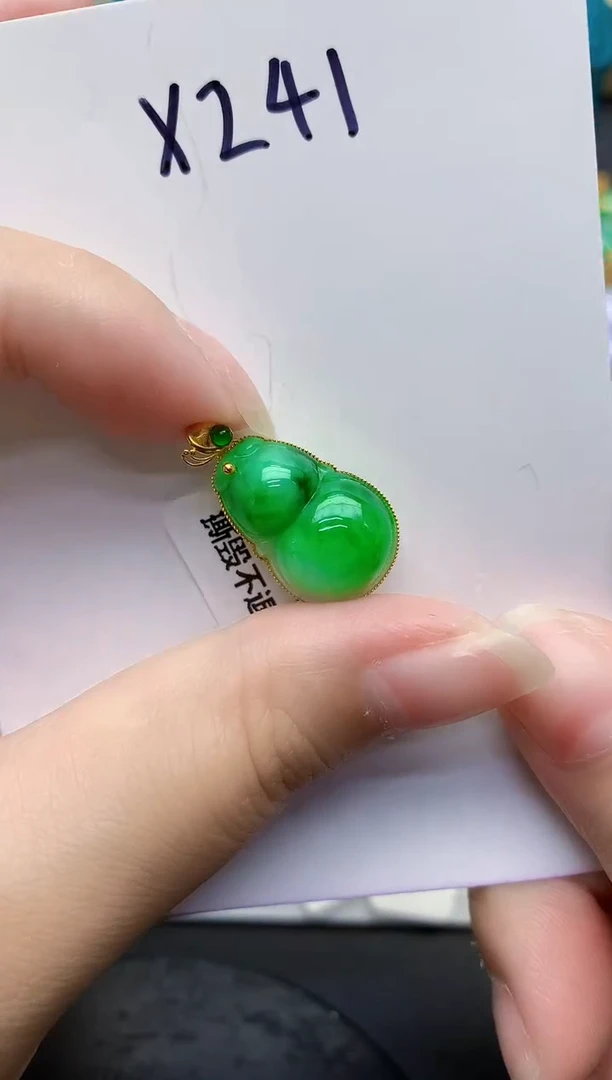 颈饰18K金镶嵌翡翠缅甸天然翡翠A货