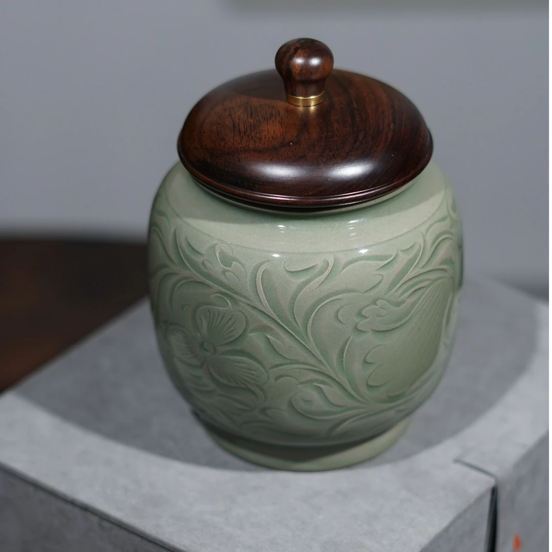 黑檀莲荷纹茶叶罐