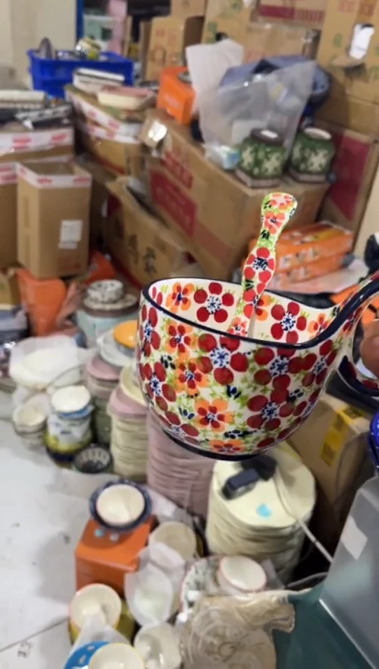 瓷釉下彩红果酱曲把杯