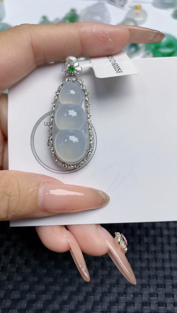 颈饰18K金镶嵌翡翠G****拉天然缅甸A货翡翠百元以上9元证书费自理