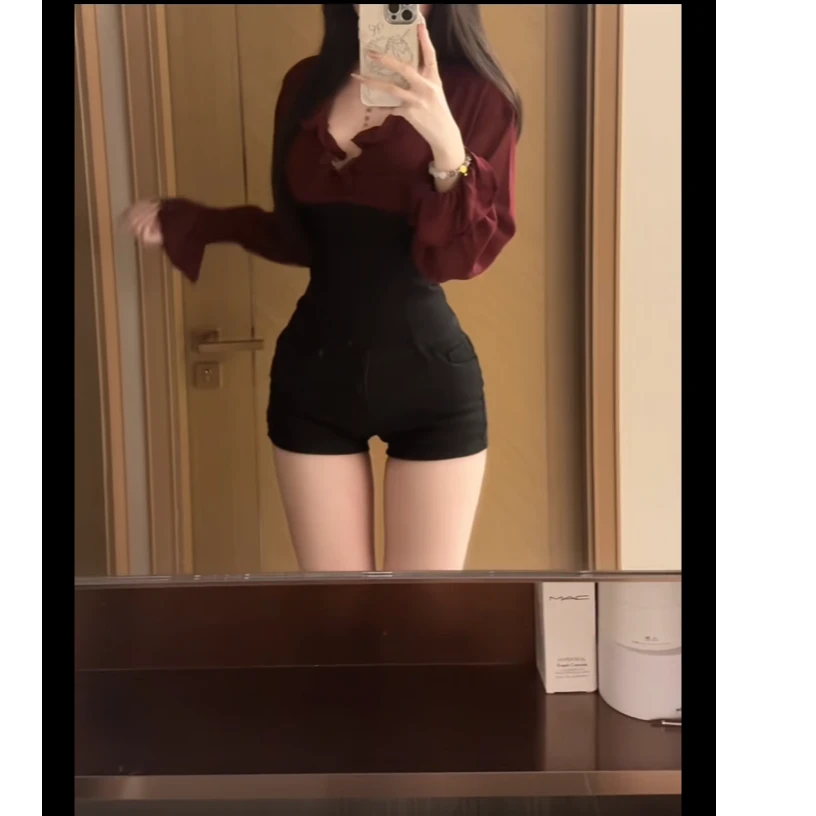 【暗夜玫瑰】法式v领荷叶边撞色拼接收腰上衣2025新款显瘦短裤套装