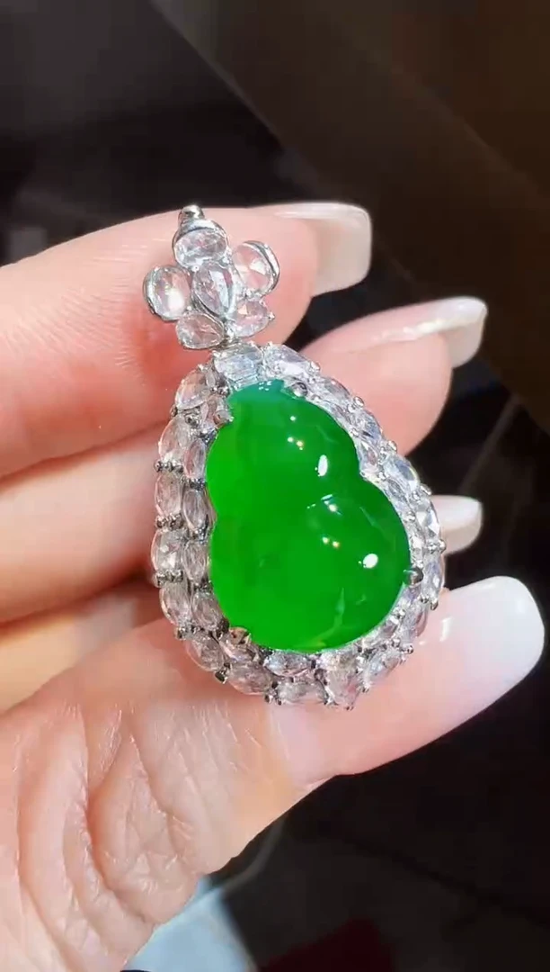 18K金镶嵌戒指翡翠葫芦