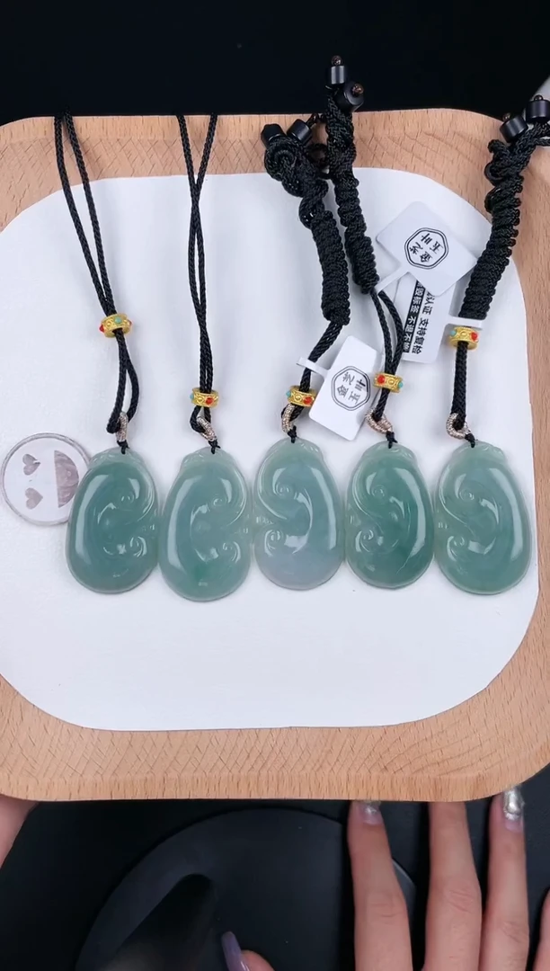 翡翠未镶嵌颈饰LA060翡翠冰绿如意（多样性发其一）