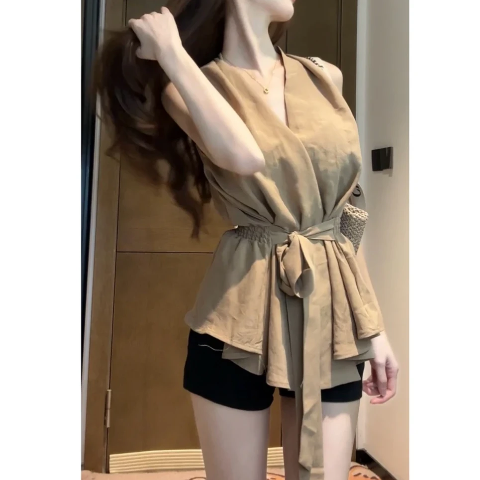 纯欲风辣妹挂脖时尚套装女2025春夏收腰系带上衣+黑色热裤两件套