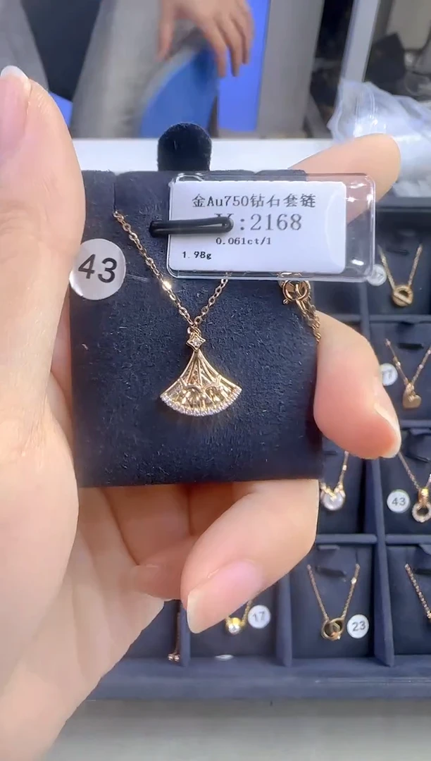 颈饰18K金镶嵌钻石龙***妈177800