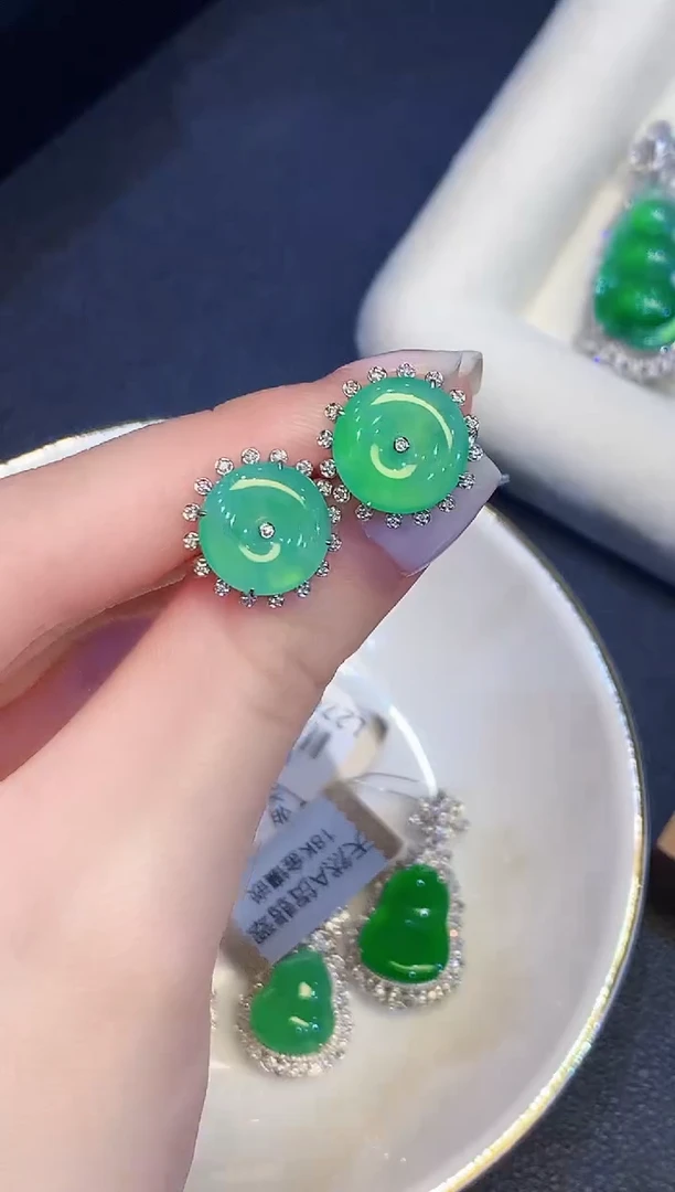 18K金镶嵌翡翠耳饰臻*多样性发其一