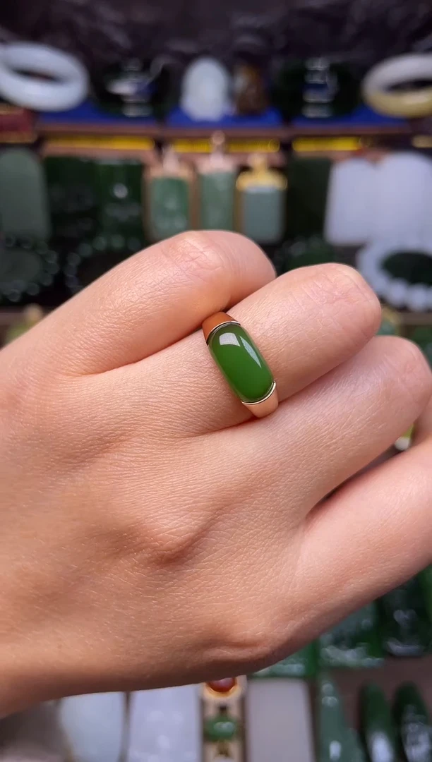 颈饰18K金镶嵌和田玉阳绿戒指