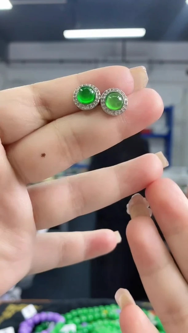 翡翠未镶嵌耳饰多样性发其一颜色微差