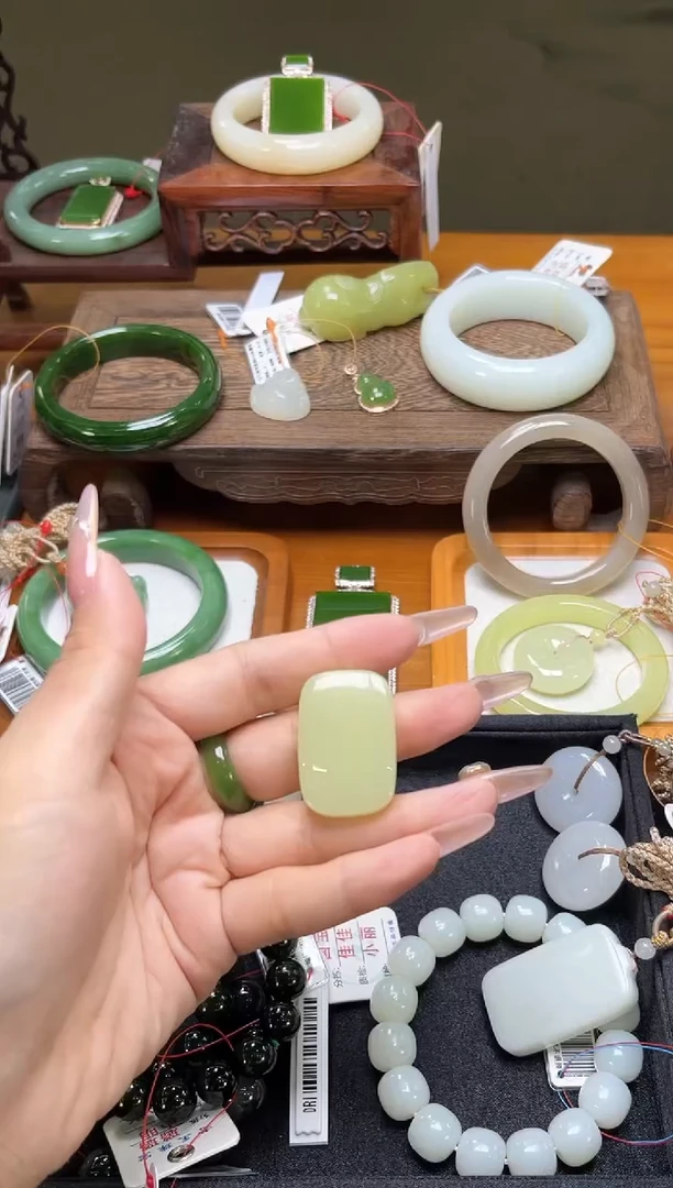 吊坠(不含链)未镶嵌和田玉若羌黄玉 无事牌