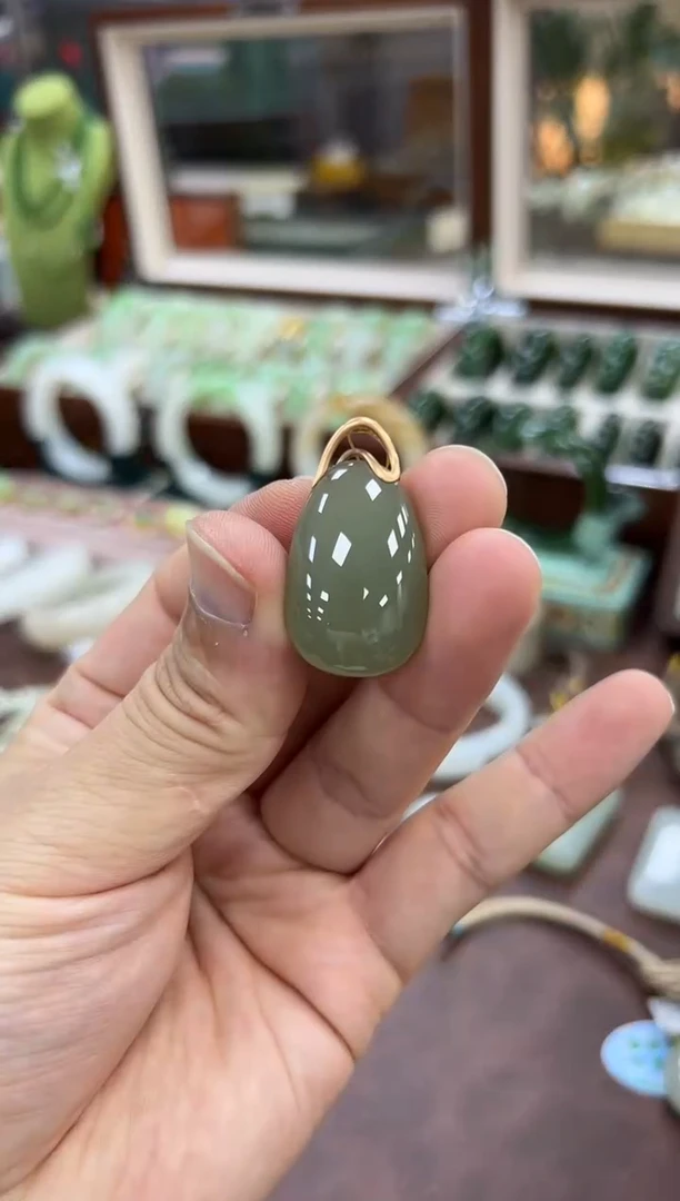 颈饰18K金镶嵌和田玉无事牌