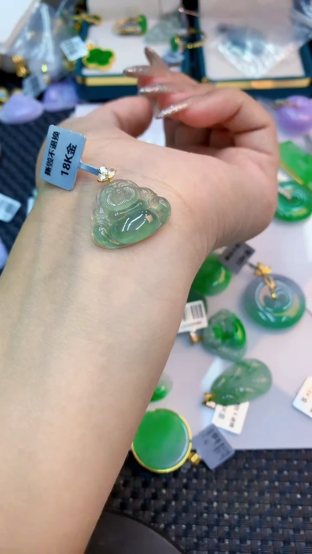 颈饰18K金镶嵌翡翠1