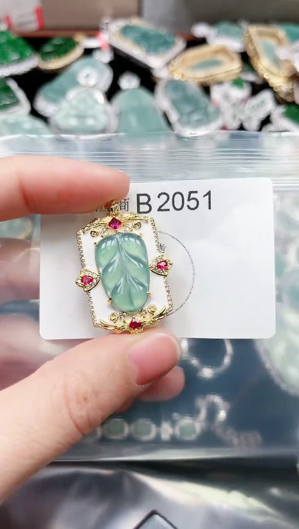 【闪购商品】翡翠颈饰未镶嵌2051赠皮绳