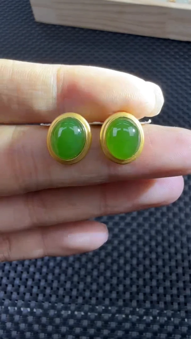 颈饰18K金镶嵌和田玉耳饰一对